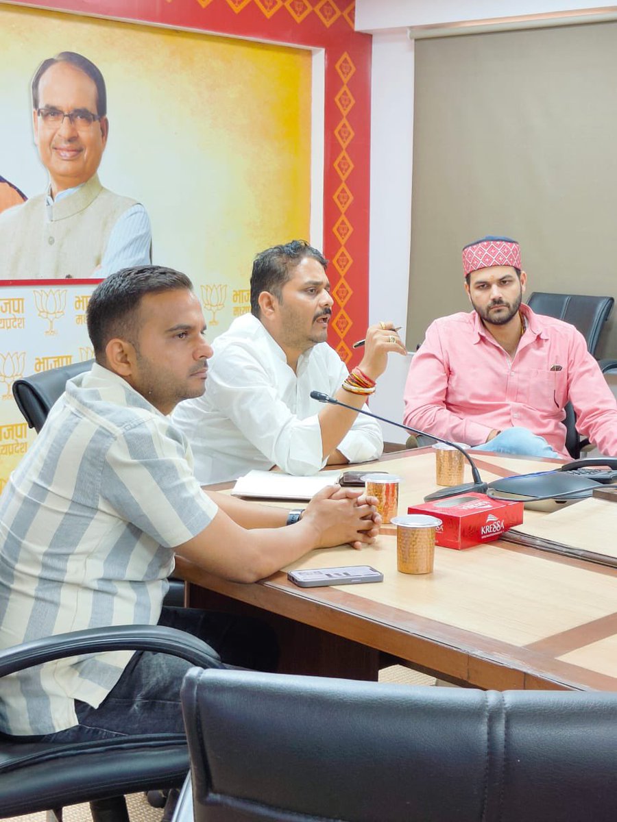 CShekharBJPMP's tweet photo. भारतीय जनता युवा मोर्चा के ग्राम पंचायत स्तरीय 'नव मतदाता युवा चौपाल' कार्यक्रम के संदर्भ मे @MPBJYM  अध्यक्ष श्री @vaibhavpawarmp जी द्वारा भाजयुमो प्रदेश पदाधिकारी, प्रदेश कार्यसमिति सदस्य व ज़िला अध्यक्षों की हुई बैठक में सम्मिलित रहा । बैठक मे कार्यक्रम के आगामी आयोजनों के विषय मे विस्तृत चर्चा की गई। @vdsharmabjp @rohit_chahal 
#YuvaChaupalMP