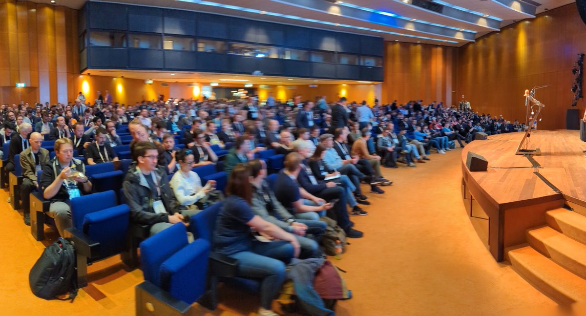 What's new in #argoproj? <a href="/a_matyushentsev/">Alexander Matyushentsev</a>  and <a href="/leo_luz/">LeoLuz</a> taking a huge audience through the shiniest parts of Argo at #KubeConEU
