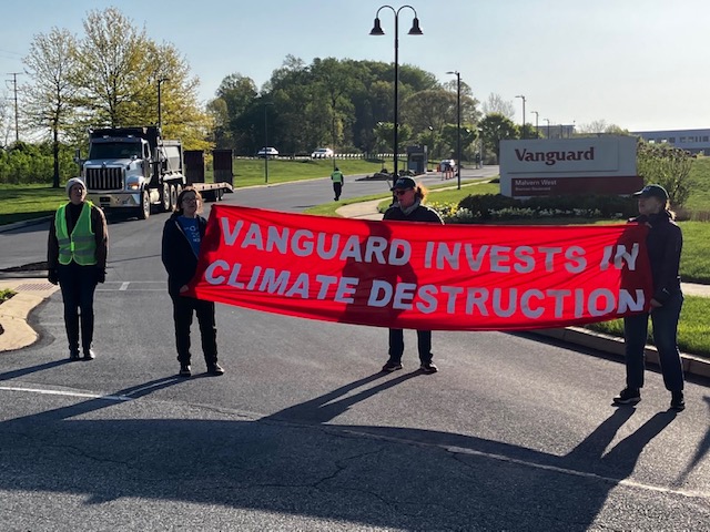 eqat's tweet image. HAPPENING NOW: Activists have arrived at @Vanguard_Group HQ to stage an intervention &amp;amp; demand Vanguard take action on climate crisis.
@xrphilly @AM_WakeUpCall @fixmyfunds @StopMoneyPipe
