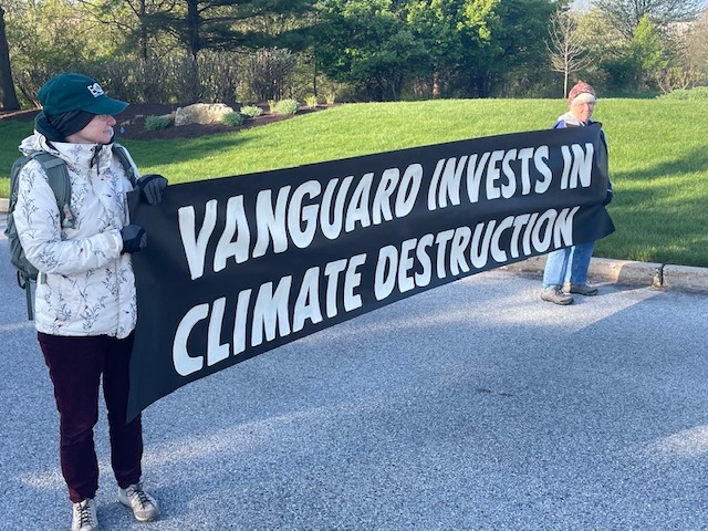 eqat's tweet image. HAPPENING NOW: Activists have arrived at @Vanguard_Group HQ to stage an intervention &amp;amp; demand Vanguard take action on climate crisis.
@xrphilly @AM_WakeUpCall @fixmyfunds @StopMoneyPipe
