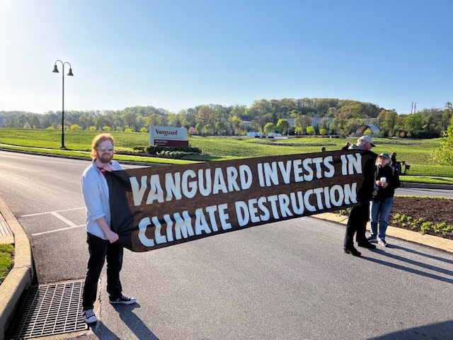 eqat's tweet image. HAPPENING NOW: Activists have arrived at @Vanguard_Group HQ to stage an intervention &amp;amp; demand Vanguard take action on climate crisis.
@xrphilly @AM_WakeUpCall @fixmyfunds @StopMoneyPipe