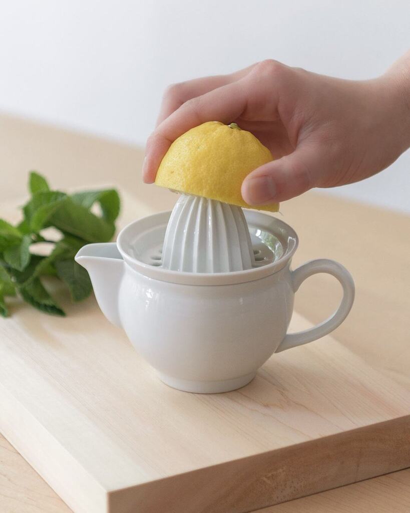 Made from Amakusa Porcelain Stone, our Porcelain Lemon Juicer is an easy-to-use and versatile necessity for your kitchen. Designed to effortlessly squeeze every last drop of juice 🍋. The lower jug can also be used to hold your dressings and sauces. instagr.am/p/CrN4lJBoSh-/