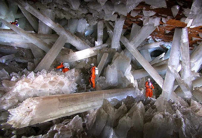 Rainmaker1973's tweet photo. The spectacular secret treasures that have been growing beneath Mexico for 500,000 years: a cave with crystals up to 11 meters in lenght and a weight up to 55 tons

[read more: https://t.co/H6m1wjZOFt] https://t.co/91x80lNZPO