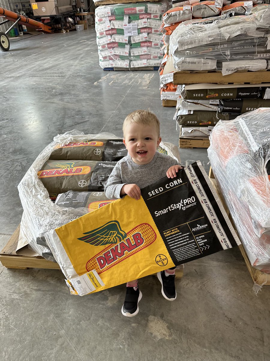 Raising these kids to be Smart, Stacked, and PROfessional! #SmartStaxPro #plant23 #startthemyoung #OneMoreBushel #Dekalb #RNAi