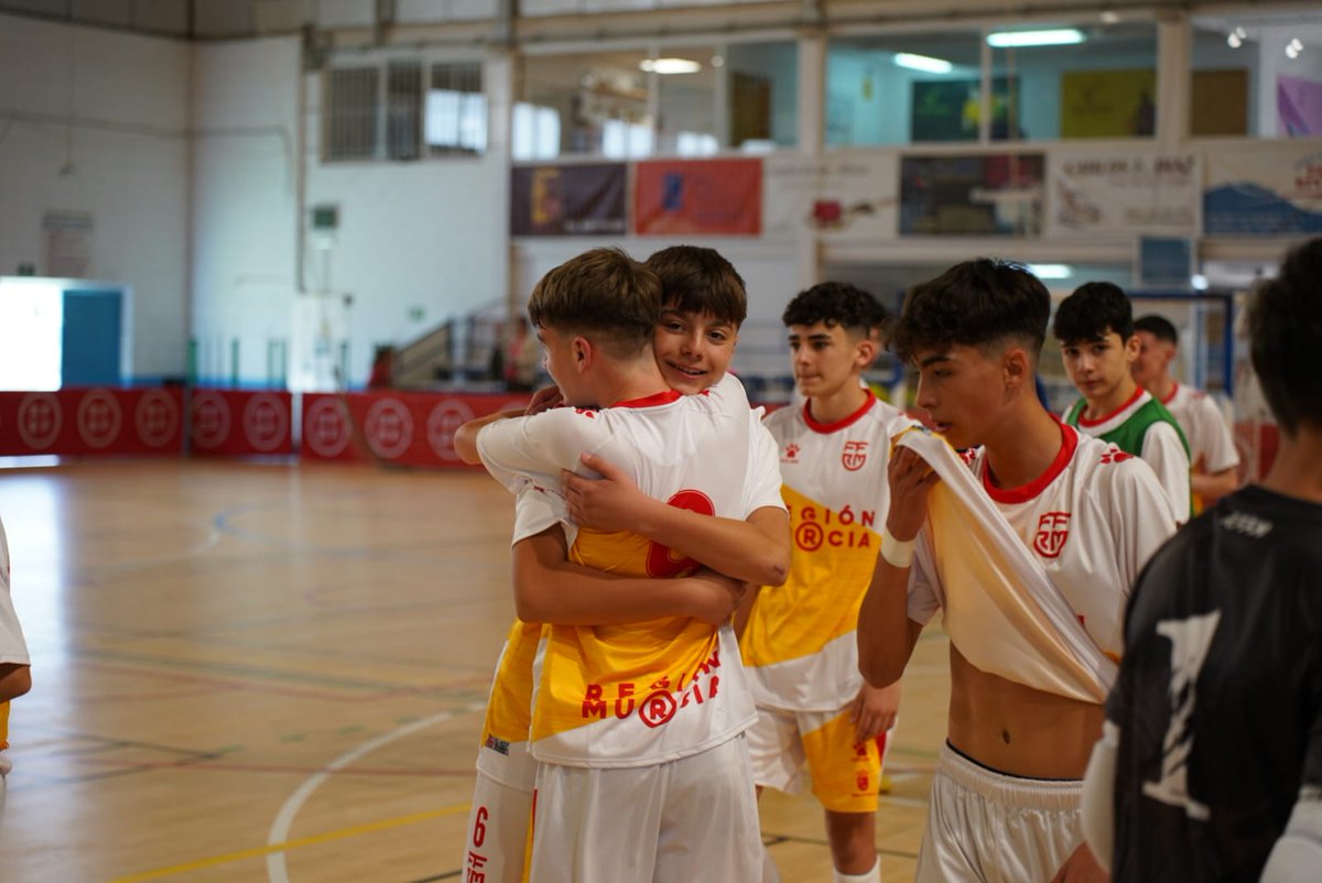 ffrm_se's tweet photo. 😄 Empezar ganando. Arrancar con buen pie. ¡Comenzar abrazando 🫂!
💪 #VamosFFRM / #InfantilMascFS https://t.co/chLfvpui2W