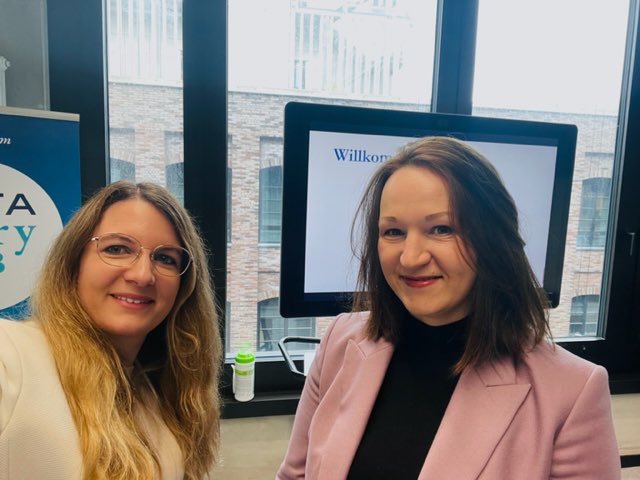 Caroline_Hof's tweet image. #Storytelling, gute Geschichten, sind unser Herzensthema.
Mit dem DATAstoryLAB sind wir seit gestern bei einem Münchner Konzern und erarbeiten mit Datenexperten ihre persönliche #DataStory. Julia als Trainerin für Data Storytelling. Ich als Tech Storytellerin &Content Marketerin