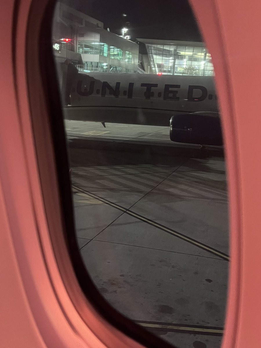 EMcCulloch's tweet photo. I ❤️ love @united I got that last upgrade on my way to SFO this morning and they invited me to board first on my birthday! 🎂 🥳 🎈 Thank you San Diego @united crew! https://t.co/GCNTiyggS2