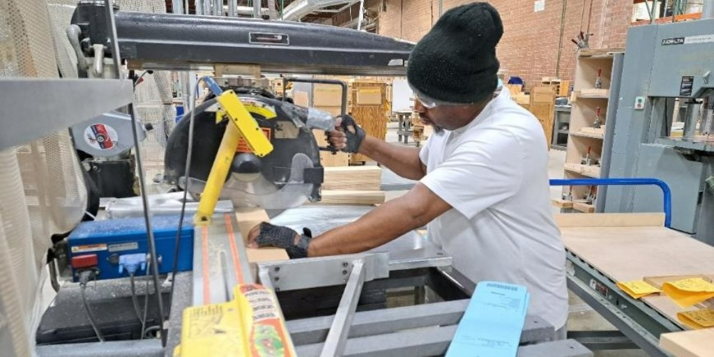 ConestogaWood's tweet photo. Passing Conestoga’s Kenly, NC plant along I95, you might not know that they make our drawer boxes (& many other items). The process begins with trimming the parts to the correct lengths for the specs. They’re an efficient group, making about 1,200/day. #drawerbox #kenly #wood https://t.co/7CcrSyNOz4