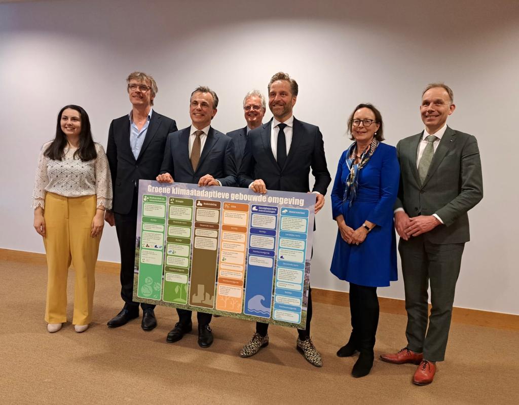 Nieuwe woningen mogen voortaan alleen gebouwd worden als deze voldoen aan de zogeheten #klimaatlat. Zo moeten nieuwe woningen ook bewoonbaar blijven bij extreme regenbuien of periodes van droogte in de toekomst. @RogiervdSande <a href="/DirkSiert/">Dirk-Siert Schoonman</a> <a href="/JeroenHaan1/">Jeroen Haan, volg @jeroenhaan.bsky.social</a> unievanwaterschappen.nl/elke-nieuwe-wo…