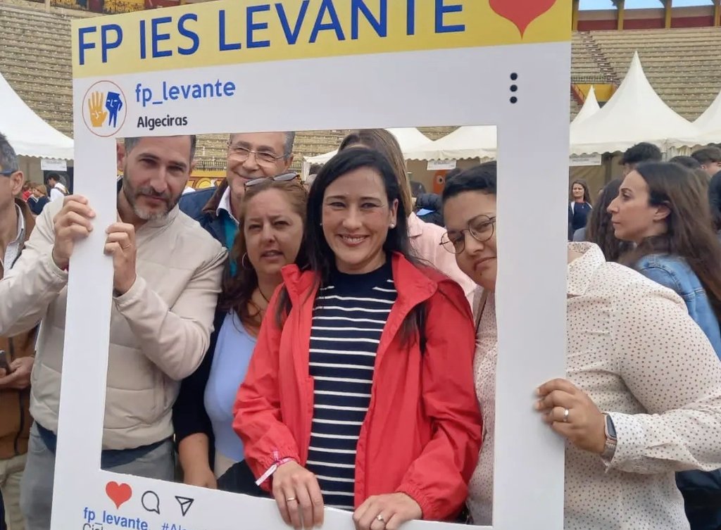 psoedealgeciras's tweet photo. 📷 Nuestra secretaria general y candidata a la Alcaldía de #Algeciras, @ArrabalRocio , y varios compañeros del @psoedealgeciras han visitado hoy los distintos stands de #ExpoEduca y han felicitado a profesores y alumnos por esta estupenda iniciativa. https://t.co/wtOOVwxinr
