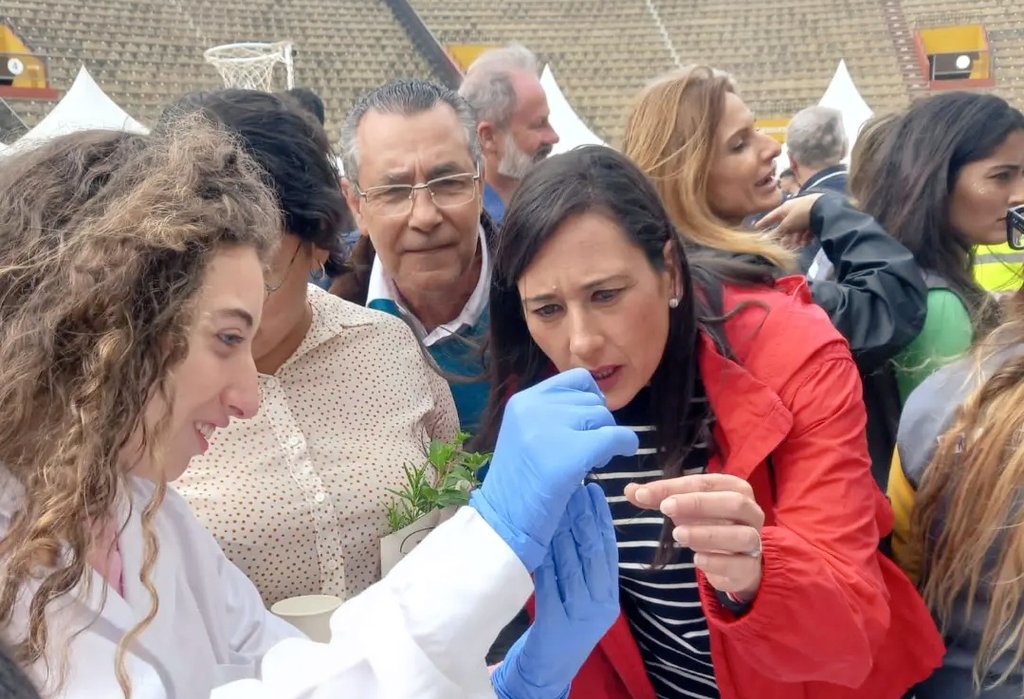 psoedealgeciras's tweet photo. 📷 Nuestra secretaria general y candidata a la Alcaldía de #Algeciras, @ArrabalRocio , y varios compañeros del @psoedealgeciras han visitado hoy los distintos stands de #ExpoEduca y han felicitado a profesores y alumnos por esta estupenda iniciativa. https://t.co/wtOOVwxinr