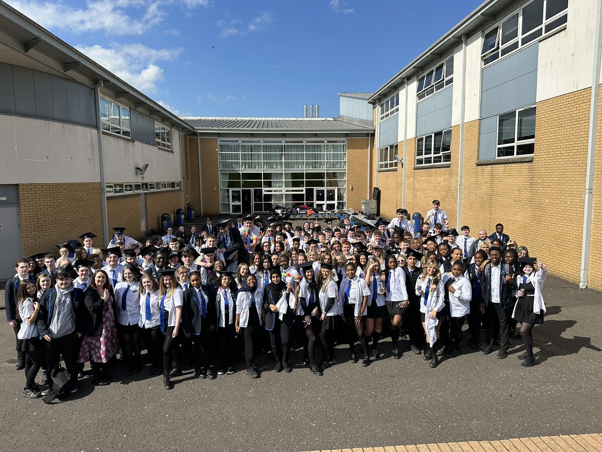 Good luck and farewell to our Sixth Year students on their “last day” today 🎓🎓🎓🤞🤞🤞 #fidusetaudax #faithfulandcourageous #lastdayofschool See highlights of their @standrewsrcsec journey here … youtu.be/5zaD5BnfkA0 <a href="/KeelanMelissa/">Melissa Keelan</a> <a href="/Moolan1008/">Mrs Keelan</a>
