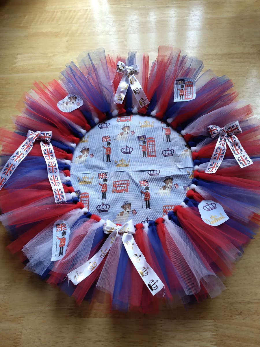 EmmaGoodfello10's tweet photo. Jamie and Kai coronation wreath for the kings coronation garden @HLC_Primary @HLC_MrEdge @MissNorton5 https://t.co/5UtTG3zH0p