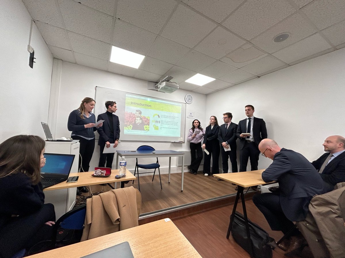 Hier, étudiants de M2 en #management et #ingénierie ​des #politiquespubliques ​ont présenté leurs travaux consacrés à : "​La promotion artistique comme vecteur​ de rayonnement international​" à  <a href="/FranckDesroches/">Franck Desroches</a>, Directeur général <a href="/alliancefrparis/">Alliance Française de Paris</a>