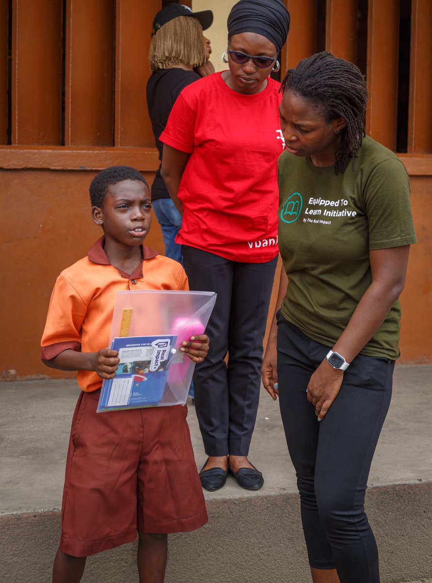 AzeezAmidaFDN's tweet photo. The responses from the kids and their excitement to receive their new writing materials was heartwarming. We also received positive feedback from parents and teachers who reported an increase in their children's interest in writing and a boost in their confidence to learn. https://t.co/nfcLY7Es92