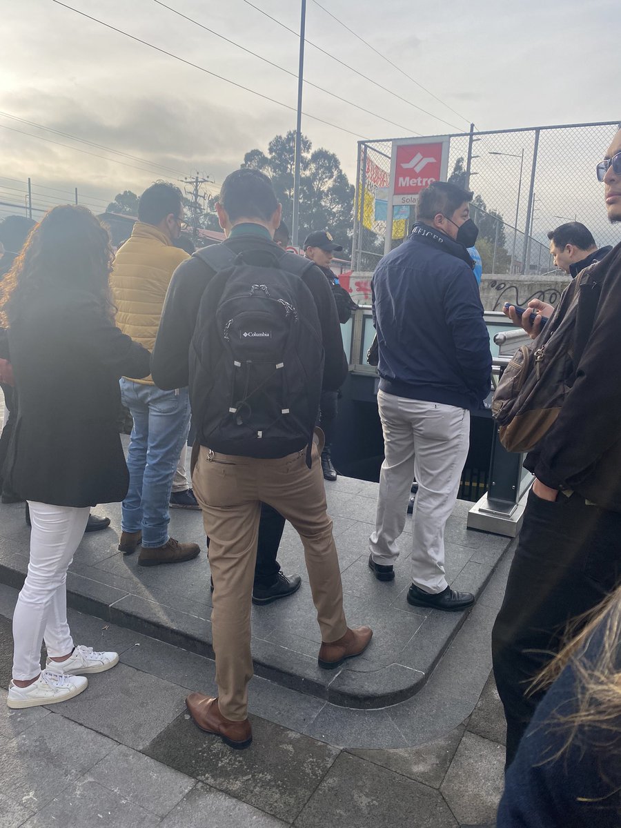 marco_andi's tweet photo. @MetrodeQuito @MetrodeQuito a que están jugando? Los usuarios ya planifican su tiempo si no van a dar el servicio por lo menos comuniquen con tiempo https://t.co/cOV6JXSwPq