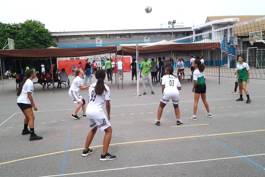 efemontaigne's tweet photo. Une délégation de nos lycéens et lycéennes conduite par des professeurs d’EPS, prend part aux jeux sportifs de la Zone Afrique Centrale à Lomé depuis le lundi 17 avril. Une rencontre qui réunit 6 différentes délégations.
@aefeinfo @ambafrancebenin @ALFM_monde https://t.co/KqwK4bAdxJ