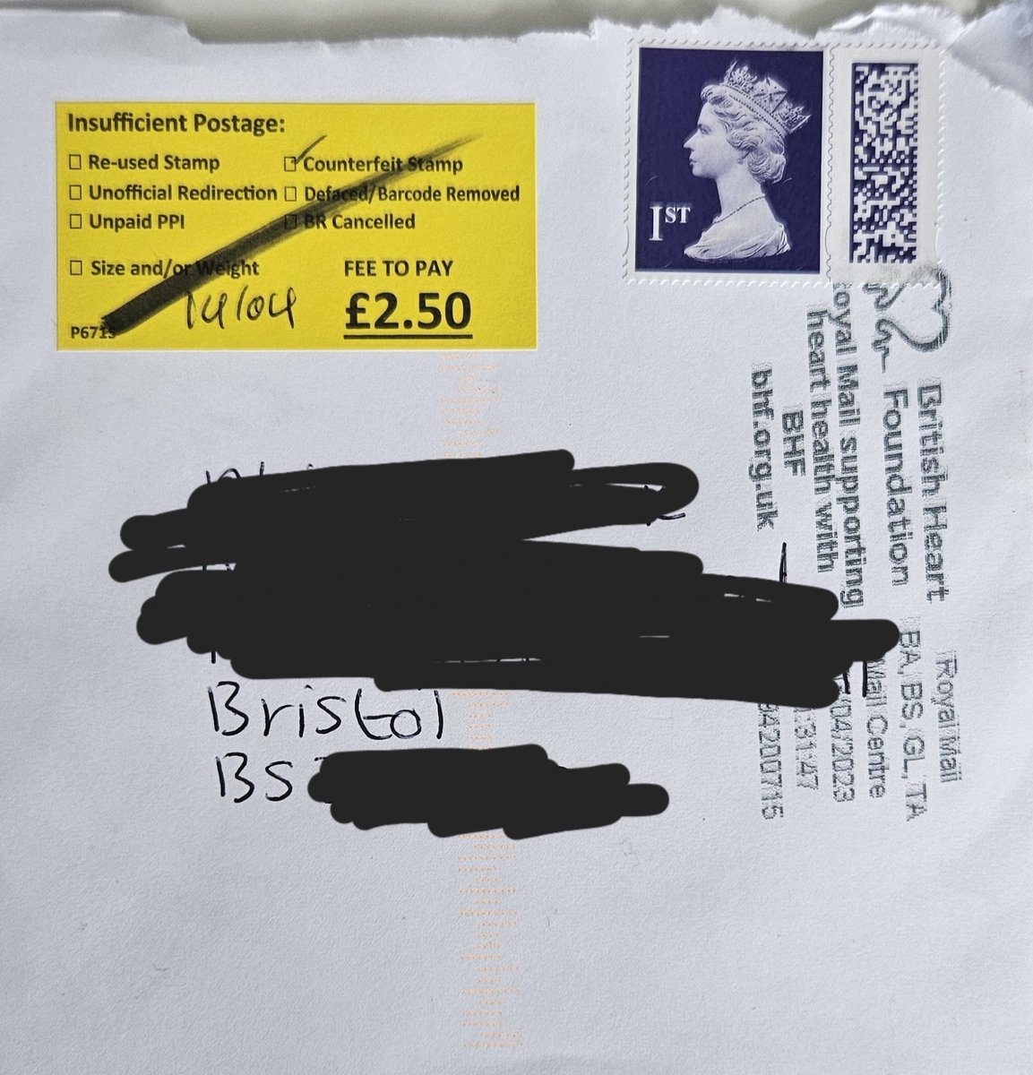lilmssquirrel's tweet photo. It appears @RoyalMail is now making money by implying people are using counterfeit stamps? Assume ones with the #queenshead are deemed fake now? @RoyalMailHelp can I get my £2.50 back??? https://t.co/gpp4LldDv4