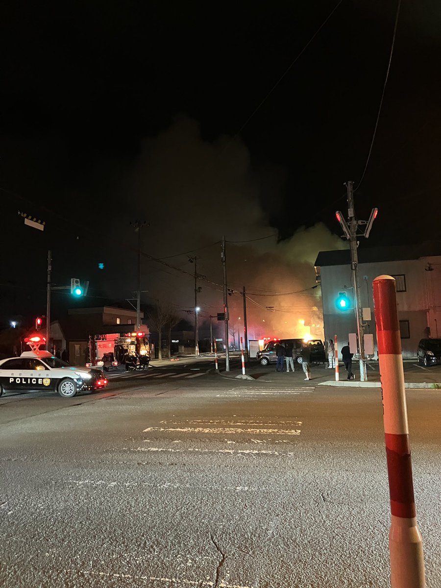 【火事】秋田県大館市東台7丁目付近の住宅街から炎と黒煙上がる火災!「消防車2・3台、救急車、パトカーが通過していった」現地の画像まとめ ...