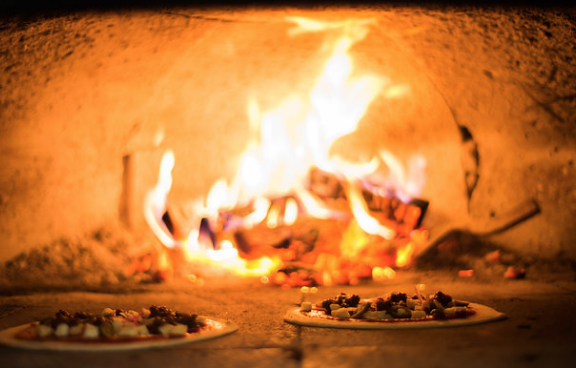 lp_themoathouse's tweet photo. Make sure you pop in for our 2-4-1 woodfired Pizzas. 
Monday - Thursday 5pm -6:30 pm
If you're in a rush, why not order them to takeaway?...
.
#wemakeourowndough #fresh #Pizza #Offer #LovelyPubs #TheMoathouse https://t.co/07lgRJ6aQp