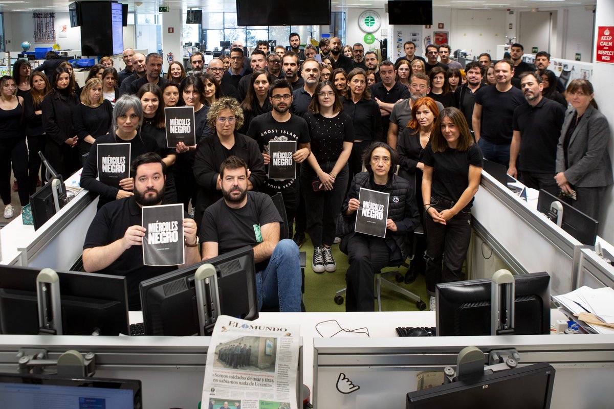 Comite_ELMUNDO's tweet photo. Toda la redacción de EL MUNDO se ha vestido hoy de negro para reclamar una recuperación salarial tras 14 años de congelación y una pérdida de poder adquisitivo superior al 25%  ⚫️⚫️⚫️

#SubidaSalarialYa #TrabajoDigno 
#MiércolesNegros #ELMUNDOenNegro https://t.co/3sN56rKUMq