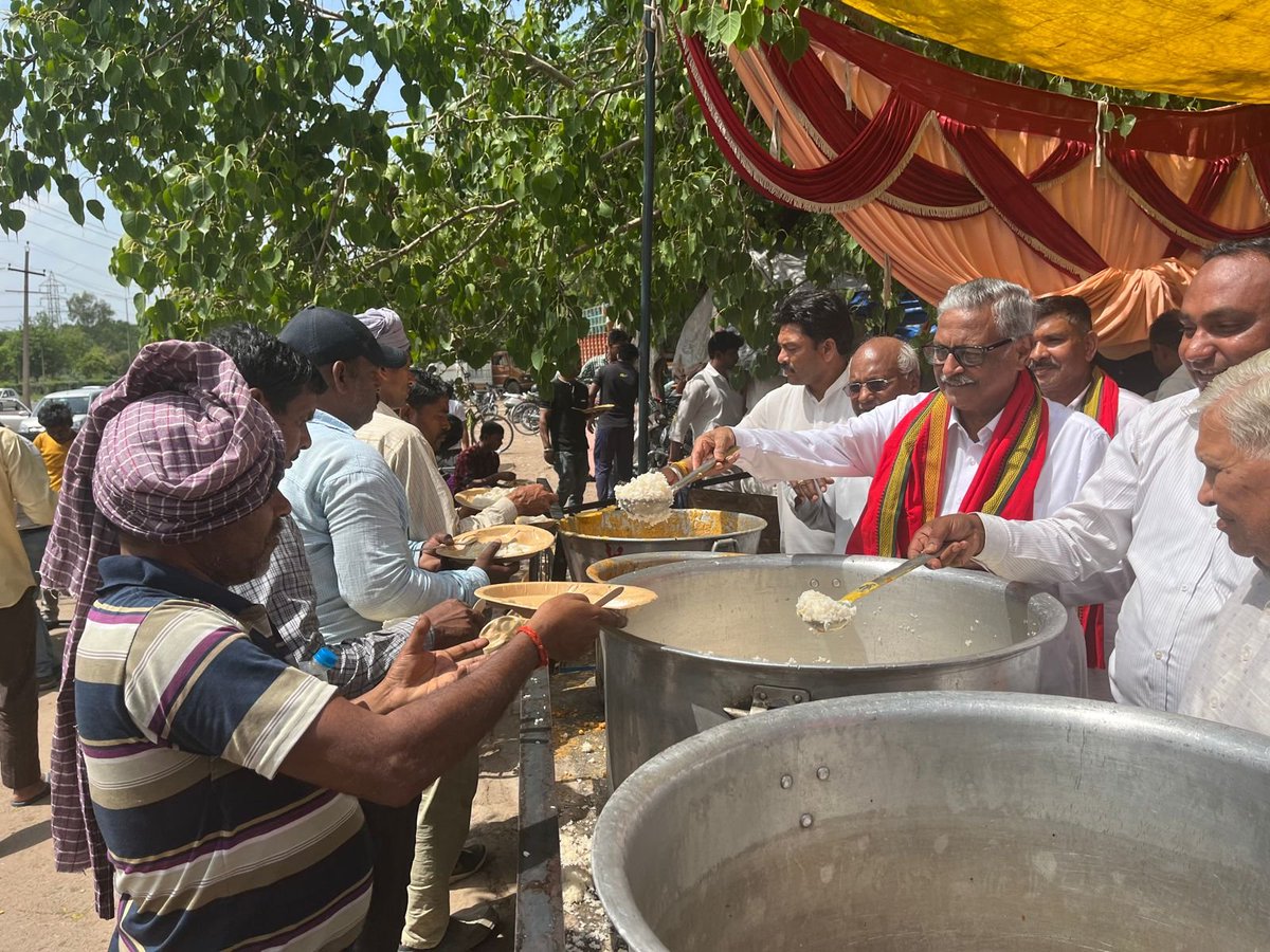 ANV_News's tweet photo. एडीशनल सॉलीसीटर जनरल सतपाल जैन ने श्रम निर्माण श्रमिक संघ सेक्टर 44-सी चंडीगढ़ द्वारा आज दोपहर आयोजित भंडारे का दौरा किया
#Additional #Solicitor #General   #Satpal  #Jain  #Bhandara #organized  #Shram  #Nirman  #Shramik #Sangh  #Sector44C  #Chandigarh https://t.co/0i2w4dkZRb