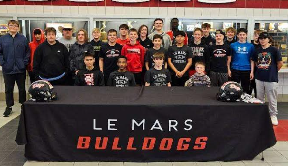 KeVigdal's tweet photo. Great night with our incoming freshmen athletes and parents, discussing @DogsFB_LCHS football, love it when former players @ConnorJalas  want to come back and talk about their experience.  A new group of #poundthestone athletes started their journey last night. https://t.co/zVJhA90lsi
