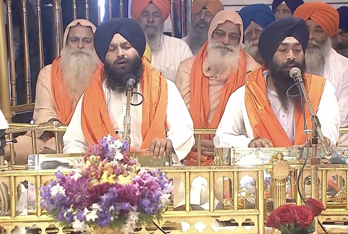 dashmeshpita's tweet photo. ਹਿੰਦੂ ਤੁਰਕ ਕੋਊ ਰਾਫਸੀ ਇਮਾਮ ਸ਼ਾਫੀ ਮਾਨਸ ਕੀ ਜਾਤ ਸਬੈ ਏਕੈ ਪਹਚਾਨਬੋ ॥

Someone is Hindu and someone a Muslim, then someone is a Shia and someone a sunni, but all the human beings, as a species, are recognised as one and same light of Lord.

(Scenes at Sachkhand Sri Harmandir Sahib on 11.04.2023 where Sadhus/ Saints are always welcomed and respected)
