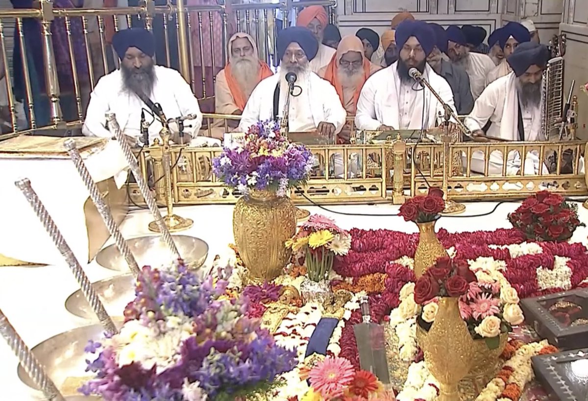 dashmeshpita's tweet photo. ਹਿੰਦੂ ਤੁਰਕ ਕੋਊ ਰਾਫਸੀ ਇਮਾਮ ਸ਼ਾਫੀ ਮਾਨਸ ਕੀ ਜਾਤ ਸਬੈ ਏਕੈ ਪਹਚਾਨਬੋ ॥

Someone is Hindu and someone a Muslim, then someone is a Shia and someone a sunni, but all the human beings, as a species, are recognised as one and same light of Lord.

(Scenes at Sachkhand Sri Harmandir Sahib on 11.04.2023 where Sadhus/ Saints are always welcomed and respected)