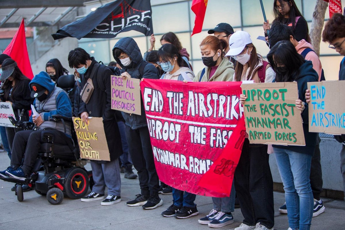 KYITHAR95368969's tweet photo. Student Union and youths of Skyline College from #SanFrancisco , joined demonstration to uproot the #MilitaryDictatorship on Apr19.

#2023Apr19Coup                                             
#WarCrimesOfJunta             #WhatsHappeningInMyanmar https://t.co/02qc8T52cE