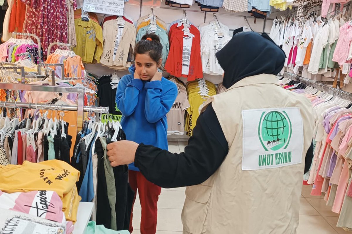 Umut Kervanı olarak  'Yetim ve Muhtaç Çocukları Giydirme Programı' kapsamında Mersin'in Tarsus ilçesinde Ramazan Bayramı öncesi yetim ve muhtaç çocuklara yönelik bayramlık giysi yardımında bulunduk.