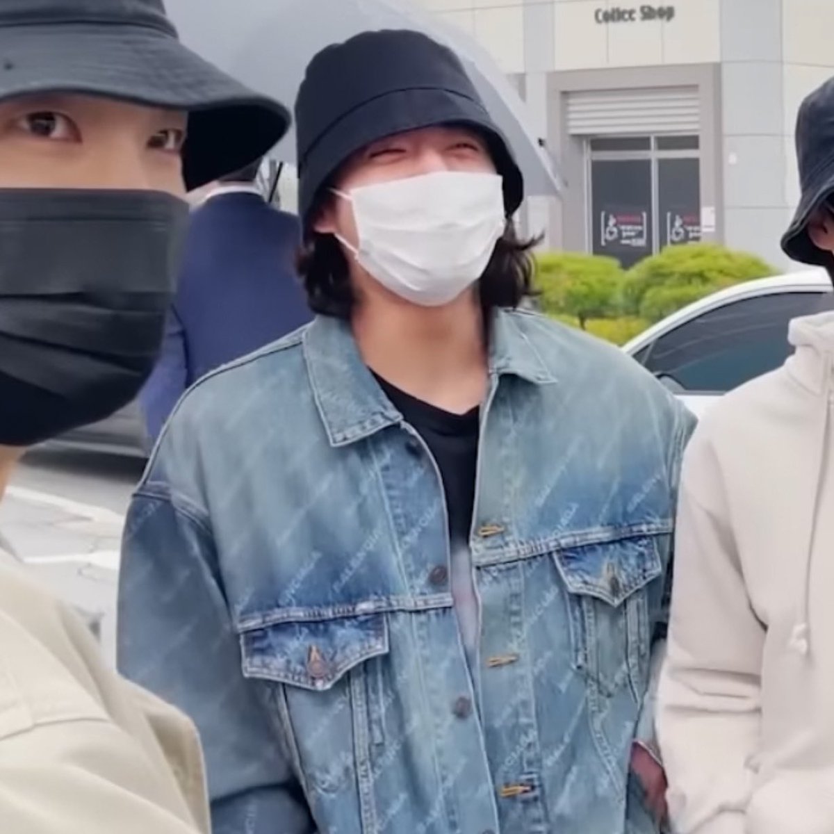 filmsforjin's tweet photo. jungkook's face lit up so much when he saw seokjin 🥺 https://t.co/pzLsH0wUEi