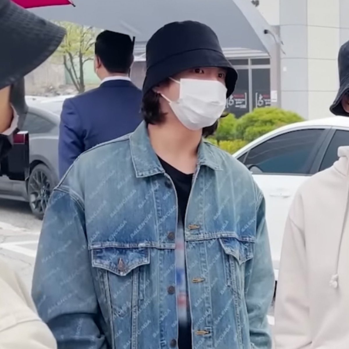 filmsforjin's tweet photo. jungkook's face lit up so much when he saw seokjin 🥺 https://t.co/pzLsH0wUEi