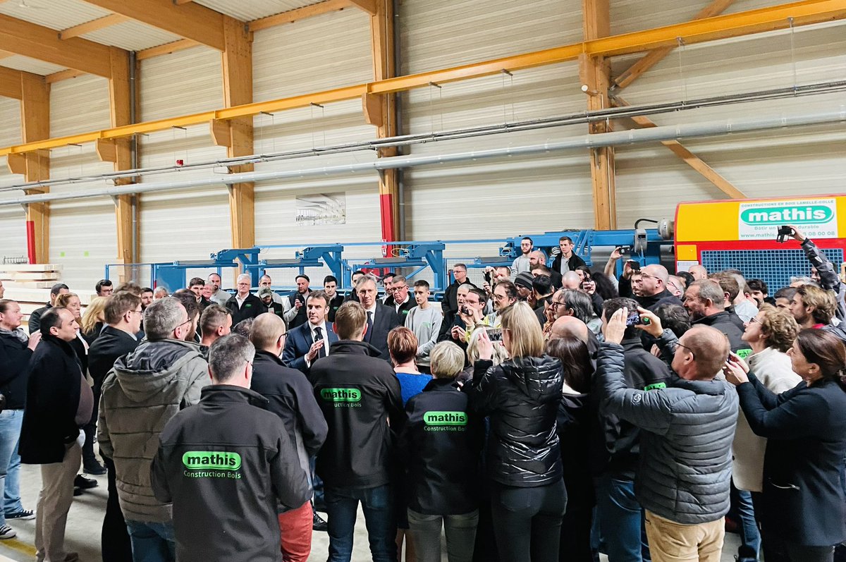 CSitzenstuhl's tweet photo. Arrivé à Muttersholtz, @EmmanuelMacron échange au milieu des ouvriers de l’entreprise Mathis.

La France qui travaille. La France qui innove. L’excellence industrielle française. 

@DeputesRE https://t.co/dcdnZ8jBRj
