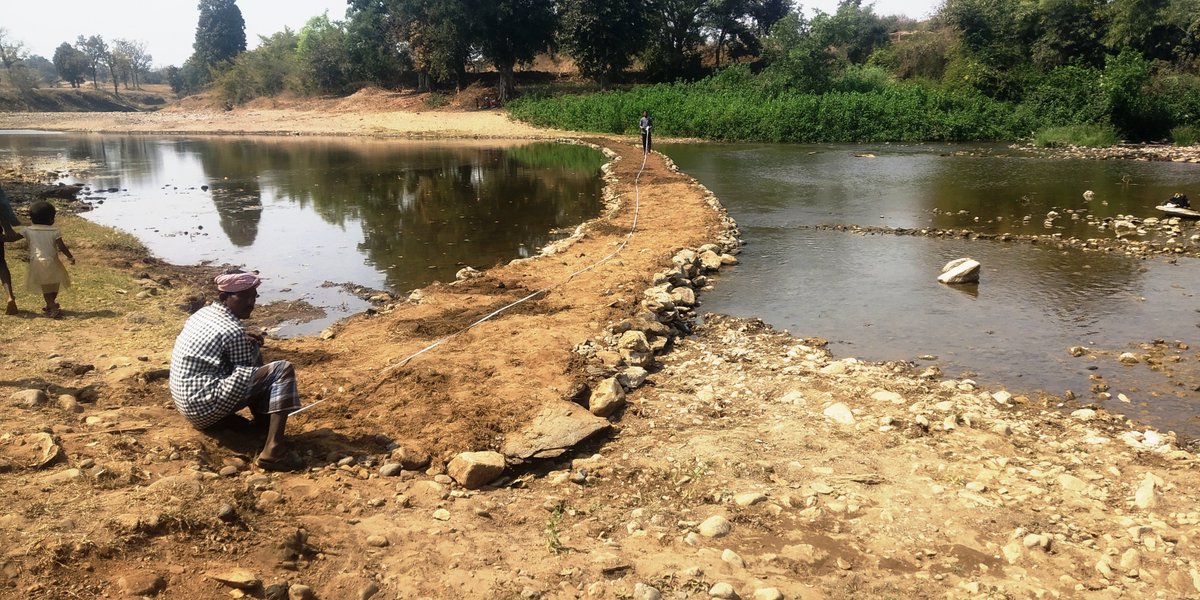 anshugoonj's tweet photo. 66 families came together to build this beautiful 154 feet long road with locally available stone, grit, and mud.
4 days of dedicated efforts will now ensure that villages on both sides are connected, easing travel and fostering healthy relationships.
#goonj #clothforwork https://t.co/I2d5ZMP1CF