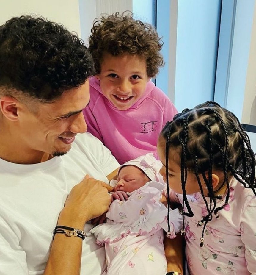 les_mels's tweet image. Alors que #PierreMenes est condamné a 2 mois de prison et que #Neymar va être papa : sa femme accouche ❤ 

Puisque @raphaelvarane annonce que son troisième enfant est venu au monde et qu'il s'agit d'une petite fille. 

Elle se prénomme Elena a fait savoir #Camille 😊