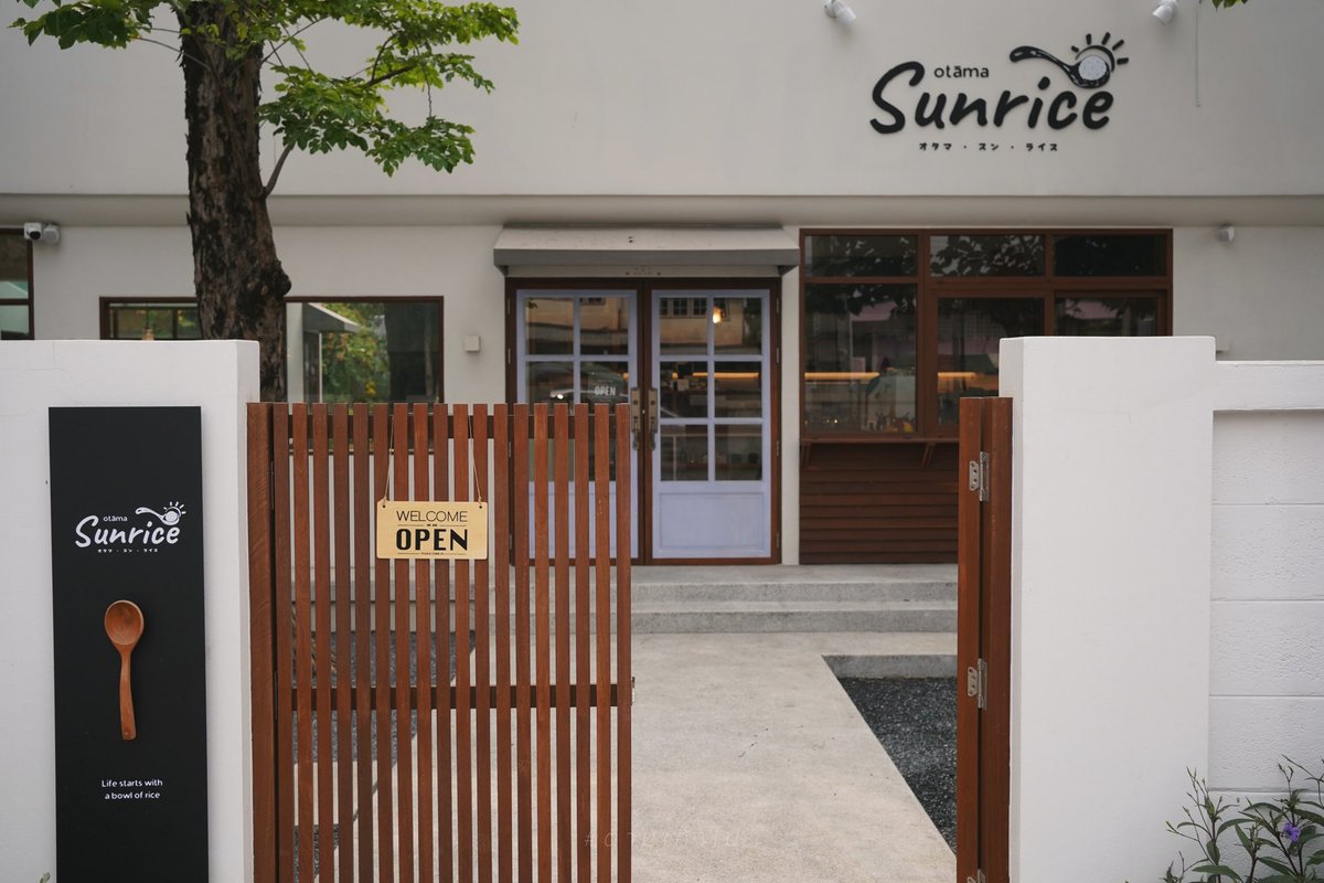 SEENAMZ_NAMZ's tweet photo. Otama Sunrice cafe 🥤เป็นคาเฟ่ที่ผ่านบ่อยมาก เพราะอยู่แถวบ้าน วันนี้มีโอกาสได้แวะเข้าไป เป็นคาเฟ่สไตล์โฮมมี่ บรรยากาศดี แถมเปิดเช้ามากๆเอาใจคนตื่นเช้า ทางร้านมีขายอาหารด้วยนะ จะเป็นอาหารญี่ปุ่น ใครผ่านมานนท��ุรีต้องแวะไปลองเลย..!🥰
#รีวิวคาเฟ่ #ร้านดีบอกต่อ 
#คาเฟ่ #คาเฟ่นนทบุรี https://t.co/po6CHJtgRB