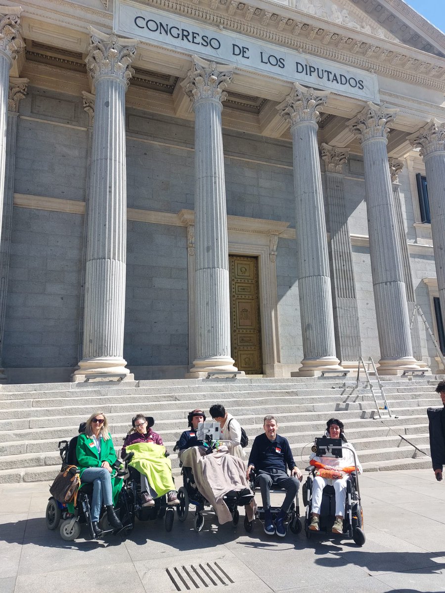 Enormes Raquel, Noemi, Esther, Unzué, Jorge y Fernando, Presidente de ConELA.

Hoy tenía que estar con vosotros en Madrid, pero como comenté me era inviable económicamente.

Deseo que la carta que se ha entregado pidiendo el #DesbloqueoLeyELA cumpla nuestro objetivo.