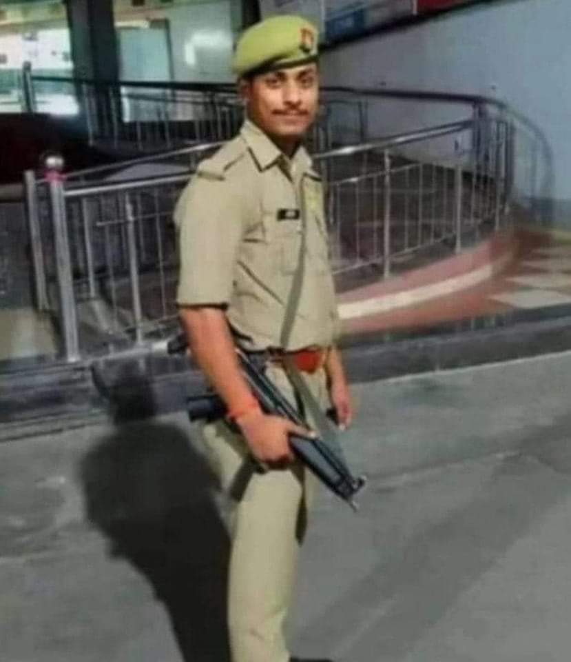 INDVivekPandey_'s tweet photo. उमेश पाल हत्या कांड मे मारे गए सिपाही राघवेंद्र सिंह अपने विवाह के लिए 4 दिन के बाद 3 महीने की छुट्टी पर जाने वाले थे लेकिन अतीक असद जैसे माफ़िया के गुर्गों ने राघवेंद्र को भी उमेश पाल के साथ ही मार डाला, अब राघवेंद्र के परिवार में कमाने वाला कोई नहीं.!
इनका दोष?
इनका मानवाधिकार?
 इनका न्याय? 
इनकी आवाज़?
किसी को दर्द हुवा.??
चूड़ियां टूटीं..?
    पता होना चाहिए कि उमेश पाल के साथ उसके दो अंगरक्षक पुलिस कर्मी भी मरे थे जिसे असद और उसके गुर्गों ने मौत के घाट उतार दिया था ।
उमेश पाल राजू पाल की हत्या हुई
तब दुःख नहीं हुआ विधवा विलाप करने बालों को , अतीक का बड़ा दुःख है कुछ लोगों को,
कुछ भाईयो को अतीक का ऐसे दुःख है जैसे वो उनकी खालू फूफी का बेटा था।साभार🤬