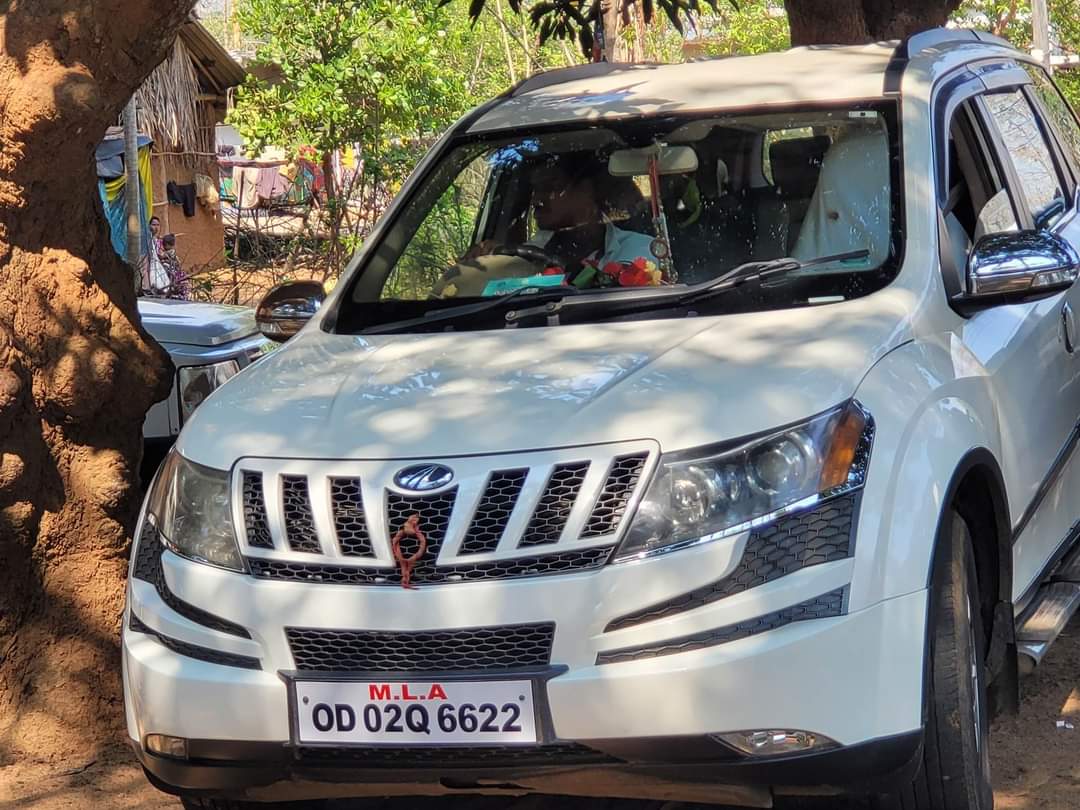 PRINCEJIBANNAY1's tweet photo. ହିନ୍ଦୋଳ ବିଧାୟିକା ସିମାରାଣୀ ନାୟକ ଙ୍କ ଗାଡ଼ିରେ #High_security ନମ୍ବର ପ୍ଲେଟ ନାହିଁ କି #Insurance_validity ବି ନାହିଁ।ସେ କଣ ଆଇନ ର ଉର୍ଦ୍ଧ୍ବରେ କି ? ଚାମଚା ଗରିବଙ୍କ ର ଗା--- ମାରି ଫାଇନ କାଟୁଛ ଗା---- ପାଣି ଅଛି ଯଦି ଏଇମାନଙ୍କୁ ଧରି ଫାଇନ ଆଦାୟ କରିଲ ଦେଖିବା କେତେ ତୁମର ପାଣି । https://t.co/di82U0bBup