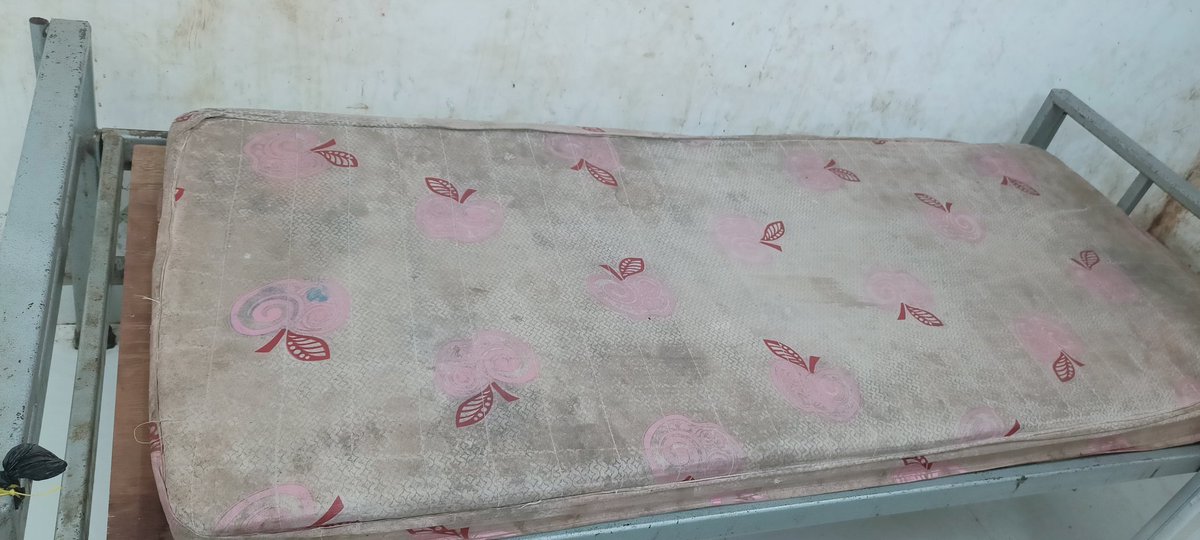 SimranOdisha's tweet photo. No bedsheet and nothing clean in kantabanji Hospital. 
Hospital ରେ ଏପରି ବ୍ୟବସ୍ଥା ରହିଲେ ଯିଏ patient ନ ବି ଥିବ ସେ ବି patinet ହେଇ ଯିବ। ଦୟା କରି ଟିକେ ଧ୍ୟାନ ଦିଅନ୍ତୁ। @ChanchalRanaIAS @CollectorBgr @DeoKalikesh @CMO_Odisha https://t.co/dxjn59JMTf