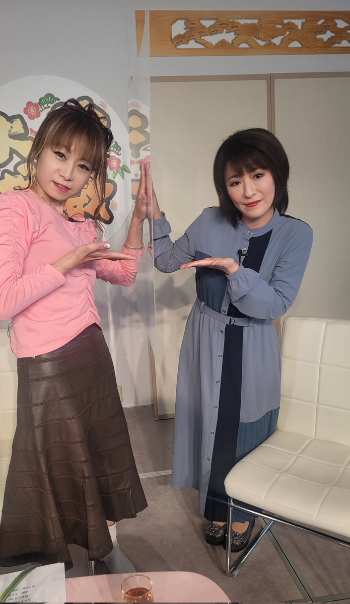 toraya_riko's tweet photo. 毎週木曜日朝9時からは
演歌大好き～( ≧∀≦)ノ
今回のゲストは
笛吹もも香さん❤️
いつも可愛いもも香ちゃん😍
トークも楽しかったぁ～
いっぱい笑いました笑
そしてお歌もたっぷりと🎤
私はもも香ちゃんのファルセットが大好きです😊新曲🎵素敵ですよ～💕
無料アプリ「エムキャス」で観て下さいね https://t.co/hSGBFDiEJr