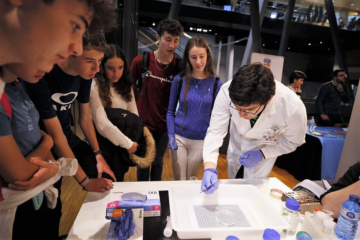 PCB_UB's tweet photo. La 19a edició de la #RecercaenDirecte porta a debat els límits ètics de la ciència al @CosmoCaixa_CAT 👉 https://t.co/d3PO5M7yzD
@FundacioGrifols @macips01 #RecercaenSocietat #STEM #Bioètica @UniBarcelona @FundlaCaixa @FECYT_Ciencia @bcn_ajuntament https://t.co/nDTV9jC0QO