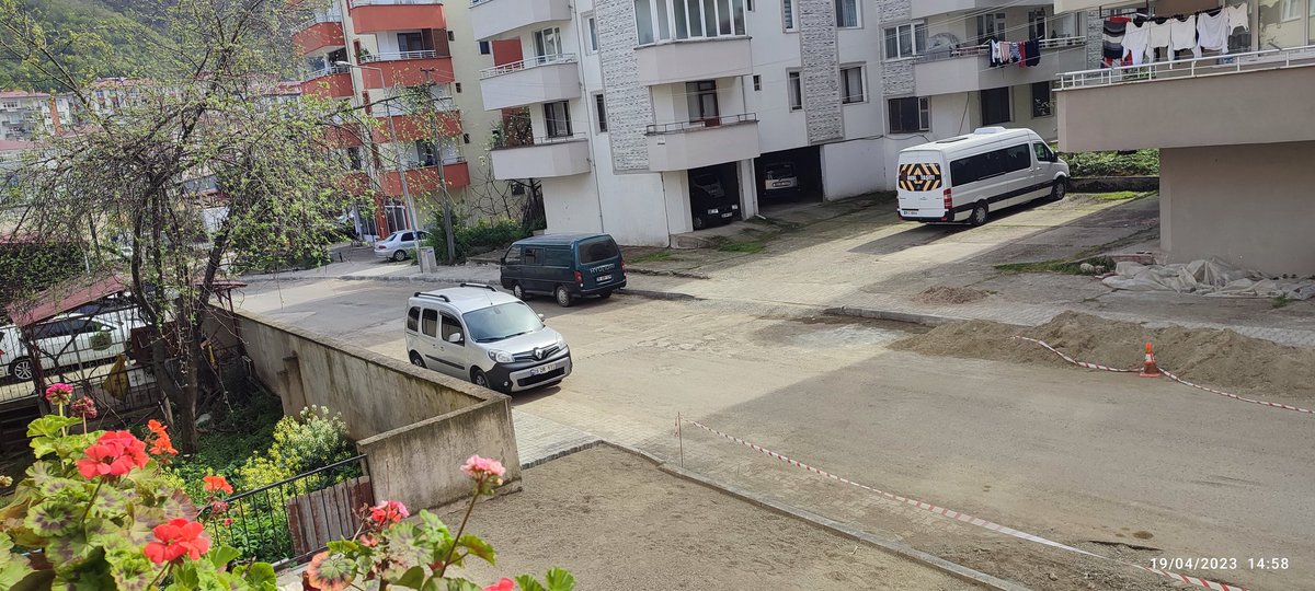 Mosyohalit's tweet photo. @avsenlikoglu Sayin Başkanim 
Yapmis oldugunuz calismalar cok guzel fakat işleri yarim birakiyorsunuz iki gundur gelen giden yok evimizin onu betonunu kirsiniz boyle cirkin bir sekilde biraktiniz fen isleriniz bayram sonu geleceklerini soyluyorlar sayin baskanim baslanan iş yarim kalmaz https://t.co/28D0JjcL6f