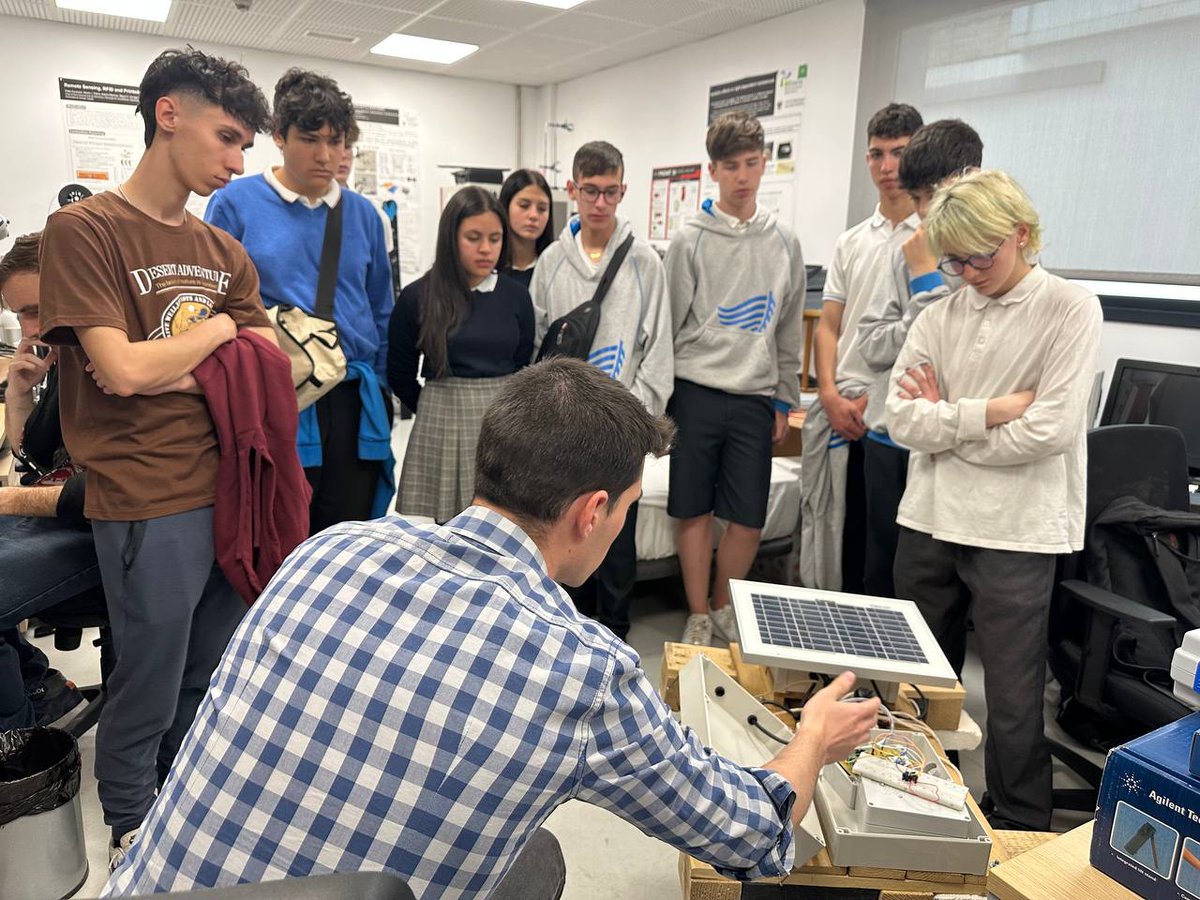 citic_ugr's tweet photo. Los investigadores de #CITIC_UGR han participado hoy en la Feria de las Ingenierías en @ETSIIT_UGR. Es un placer conocer a tantos jóvenes interesados en las ciencias de distintos institutos de Granada 👏👏👏 https://t.co/iMgJejDwia