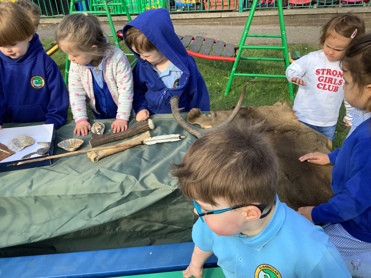 llanrhidianp's tweet photo. #LlanPiliPala have had a great morning learning about our ancestors. Thank you to Helen from Gower Unearthed. #LlanHum #LlanComm https://t.co/7dTN4szm4R