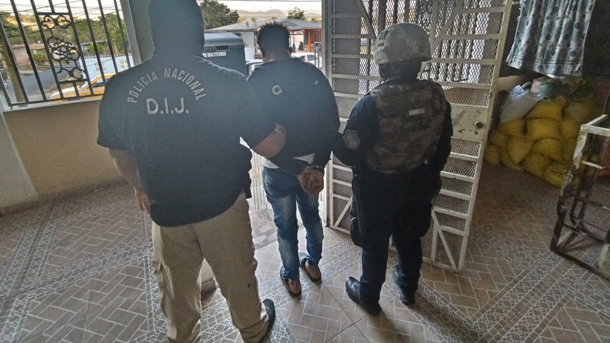 PGN_PANAMA's tweet photo. #Ahora| En la operación antipandillas #Donqueo, la Fiscalía Superior Especializada en Delitos de Asociación Ilícita decomisaron armas de fuego, dinero en efectivo, entre otros indicios. 11 personas han sido aprehendidas hasta el momento. https://t.co/55hQqGYENO