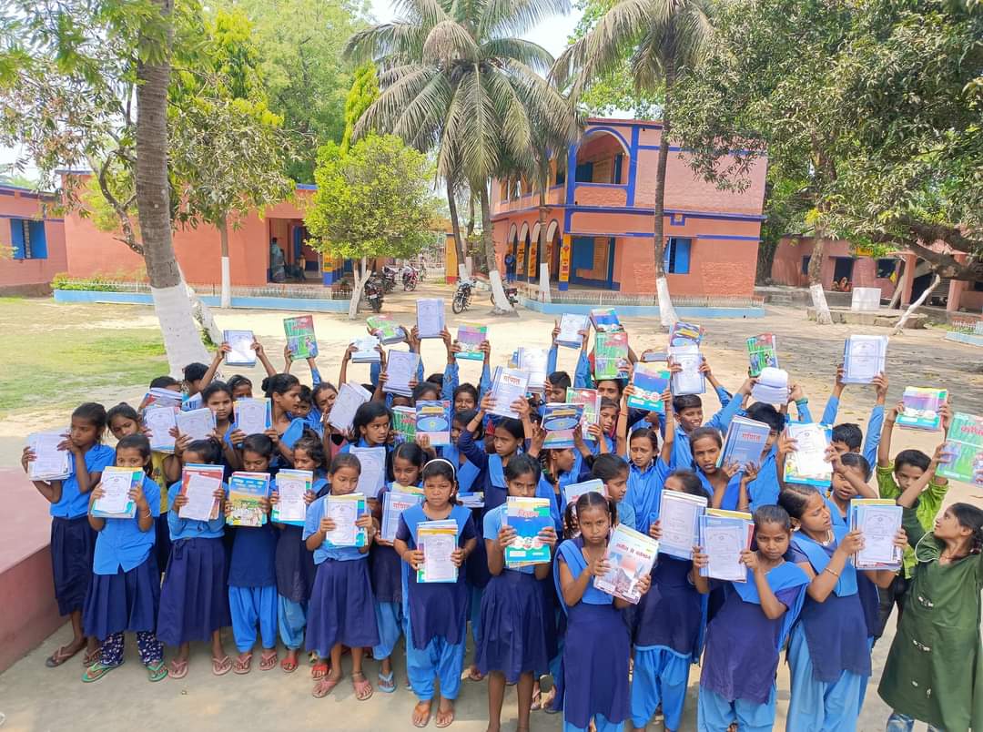 teachersofbihar's tweet photo. #ToBPhotoOfTheDay
"हमारे विद्यालय बदल रहे हैं
 हमारा बिहार बदल रहा है।"
➡️+2उच्च म. वि. नोनिया टोला, चकला, नरपतगंज, अररिया 
➡️आदर्श मध्य विद्यालय तुलसिया, दिघलबैंक, किशनगंज
➡️मध्य विद्यालय निजामचक, दिघवारा, सारण
➡️प्राथमिक विद्यालय फुलथुआ, सिंहवाड़ा, दरभंगा https://t.co/X8mPpZ9WH1
