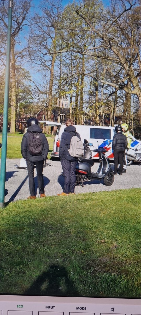 In de vroege ochtend op de kruising Hoofdstraat x Buzziburglaan gestaan. Brom- en snorfietsen gingen op de testbank. Zes bleken niet in orde en kregen een bekeuring. Vier mochten zelfs niet verder rijden. G.L.