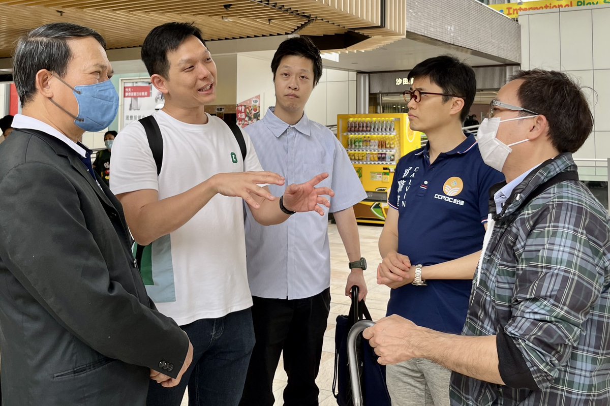 calvintanghk's tweet photo. #ShatinPlaza Pedestrian Bridge Accident | The stormy season causing
plank fall on footbridge and hit 6 people.
#AreaCommittee and HAD immediately arrange meeting with the property management to understand the situation. https://t.co/RCLhz9KWGn